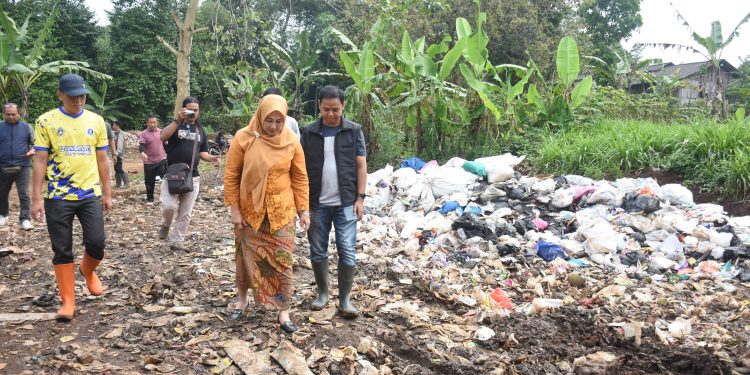Momen Hari kartini, Wabup Tuti Tinjau Tempat Pengolahan Sampah (TPS3R) Cipari