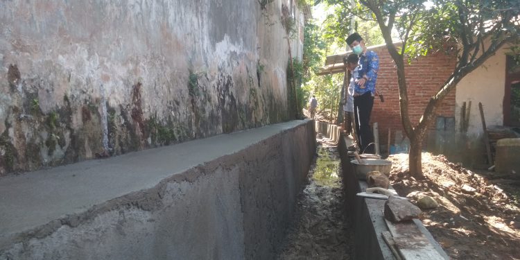 Antisipasi Kerusakan Lingkungan, Pemdes Padarek Bangun Drainase, Warga Minta Perbaikan Jalan Kabupaten