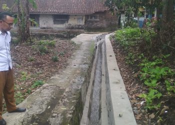 Perlancar Aliran Air, Pemdes Sidamulya Bangun Drainase di Blok Caringin