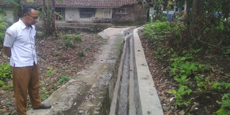 Perlancar Aliran Air, Pemdes Sidamulya Bangun Drainase di Blok Caringin