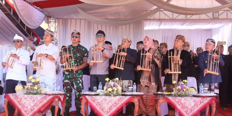 Kolosal Angklung “Terpujilah Guruku” Meriahkan  Hardiknas