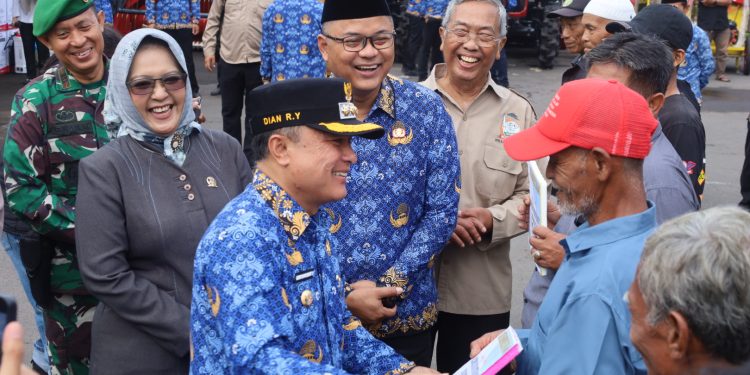Bupati Dian Salurkan Bantuan Puluhan Alsintan dan Benih Padi untuk 4.925 Hektare