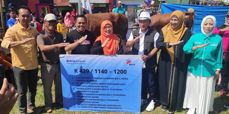 Idul Adha Penuh Makna, Bakrie Amanah Bersama LKKS berbagi dengan Hati