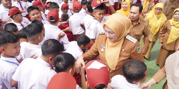 Tinjau Monitoring MPLS di SMPN 4 Kuningan, Wabup Tuti Pesankan Banyak Hal