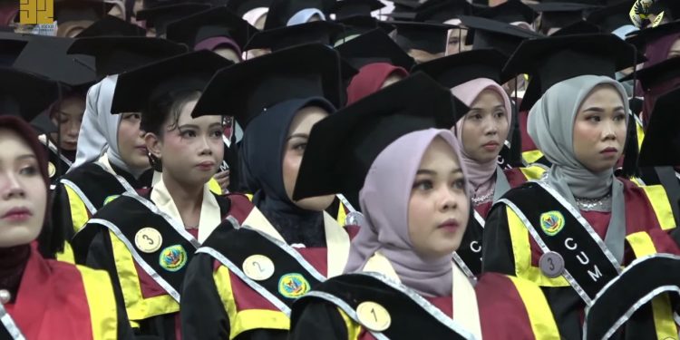 Uniku Wisuda 418 Lulusan, Bupati Kuningan Titip Pesan Mendalam: Jangan Pernah Berhenti Belajar