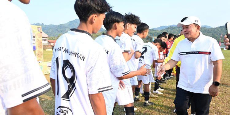 Bupati Dian Kick Off Tournamen Sepak Bola, Perebutan Gengsi Antar Kecamatan Dimulai