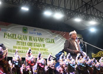 Gelaran Wayang Golek Giri Harja III Di Desa Kertawana, Bupati Dian Beri Kado Untuk Warga