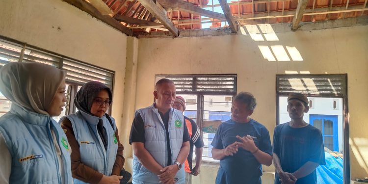 Bunda Ela Bantu Perbaikan Rumah Empat Bersaudara Yatim Piatu di Desa Timbang