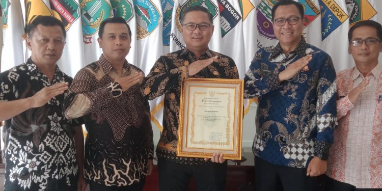 Kuningan Raih Penghargaan JDIH: Bukti Komitmen Bupati Dian dalam Mewujudkan Pemerintahan yang Transparan dan Melayani