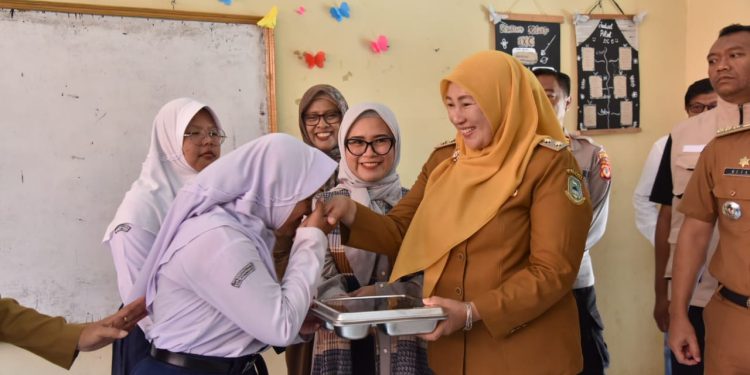 Amih Tuti Hadiri Launching Program Makan Bergizi Gratis di SMPN 2 Lebakwangi