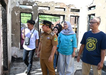 Rumah Warga Karangkamulyan Kebakaran, Bupati Dian Tinjau dan Serahkan Bantuan