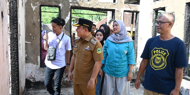 Rumah Warga Karangkamulyan Kebakaran, Bupati Dian Tinjau dan Serahkan Bantuan
