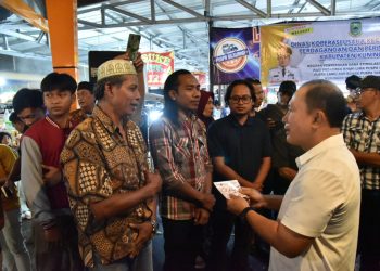 Bupati Dian Serahkan Stimulan bagi 367 PKL Tiga Puspa