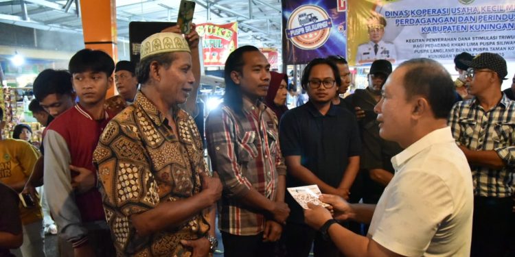 Bupati Dian Serahkan Stimulan bagi 367 PKL Tiga Puspa