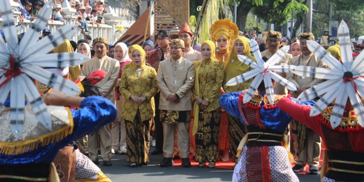 Warga Tumpah Ruah, Karnaval Budaya Kuningan Penuh Warna dan Atraksi