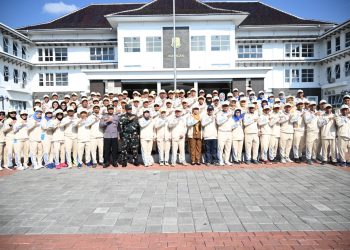 Lepas Kontingen Porsenitas dan Pornas, Bupati Dian : Pantang Menyerah, Kendati Ditengah Kerterbatasan