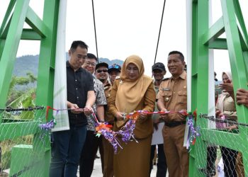 Wabup Tuti Resmikan Jembatan Gantung KIRANA di Desa Galaherang Kecamatan Maleber