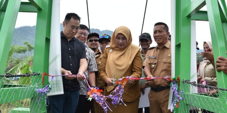 Wabup Tuti Resmikan Jembatan Gantung KIRANA di Desa Galaherang Kecamatan Maleber