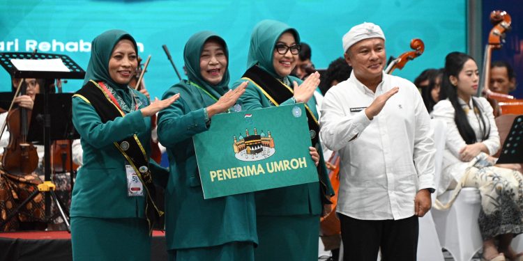 Khodijah Kader TP PKK Kuningan Raih “Adhi Bhakti Utama” di HKG Jabar