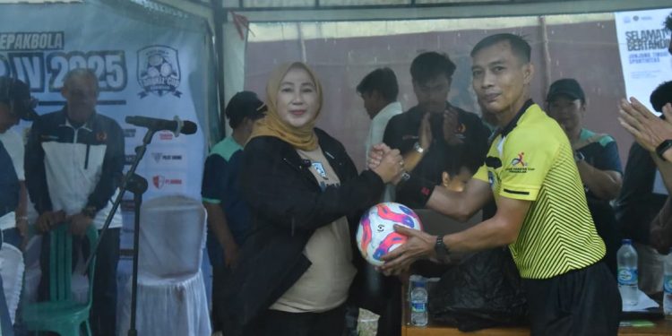 Wakil Bupati Kuningan Buka Turnamen Sepak Bola Antar Club Tangkiz Cup IV 2025 di Lapangan Karamatwangi Garawangi