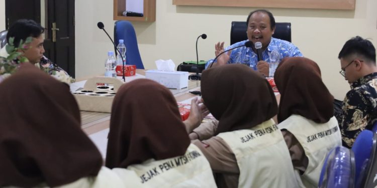 Jejak Pena MTsN 5 Kuningan Kunjungi Diskominfo Untuk Berlatih Jurnalistik