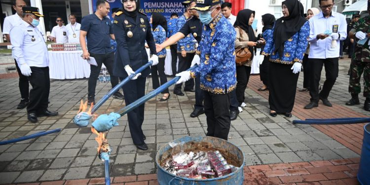 Pemkab Kuningan bersama Bea Cukai Musnahkan 7 Juta Batang Rokok Ilegal
