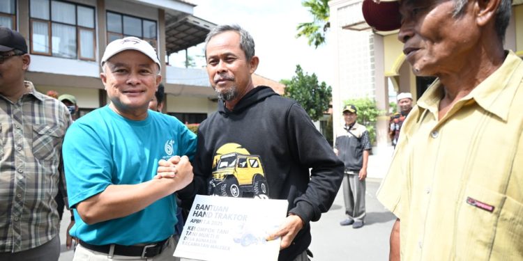 Hasil Tindak Lanjut Kunjungan ke Kantor Kementerian Pertanian RI, Bupati Dian Serahkan Bantuan Traktor ke Kelompok Tani Kuningan